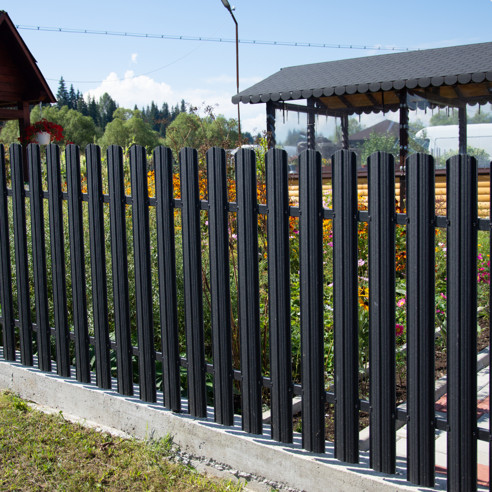 WPC-Sichtschutz und Alu-Zaun für saubere, moderne Linien